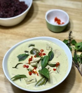 Thai Green Curry with Eggplant and Chicken |www.alldayieat.com