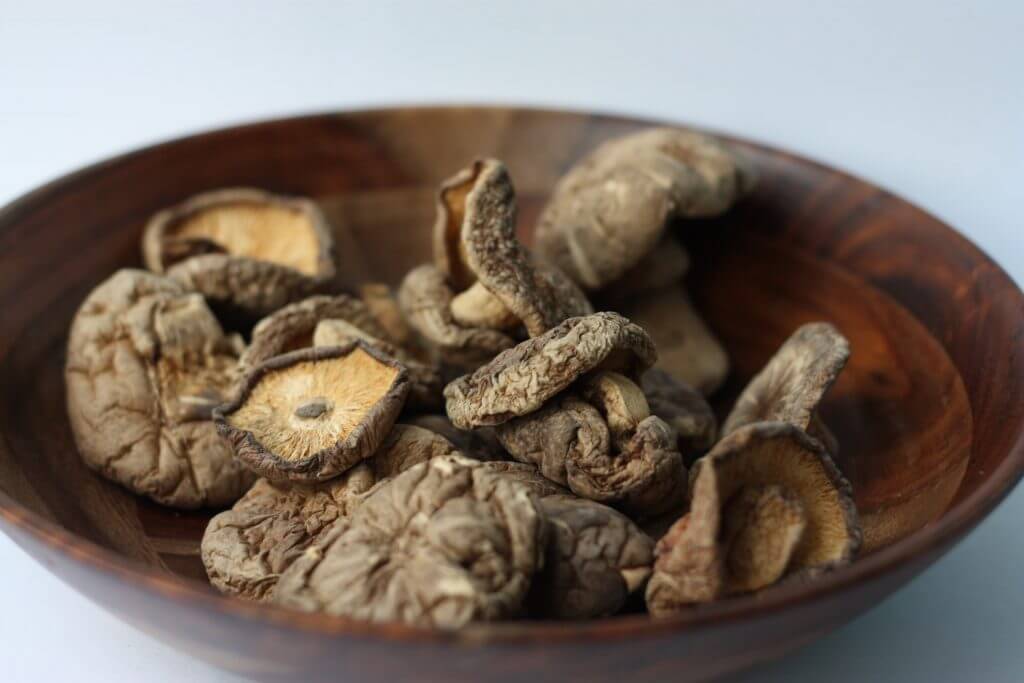 shiitake mushrooms dried bowl