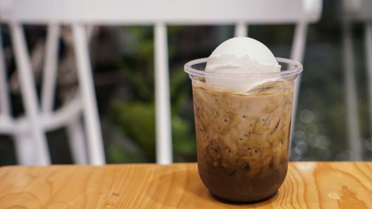 hojicha latte served cold with ice cream